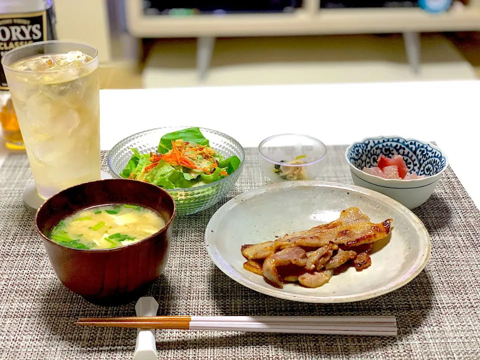 豚肉の塩麹漬け、サラダ、はしっこの刺身、豆腐と三つ葉のお味噌汁。|yukiさん