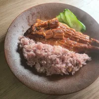 Snapdishの料理写真:鰻の蒲焼、保温に戻しフライパンにアルミホイルを敷き酒と味醂で温めました、五穀米と相性良いですね♪|Muta Kouichiさん