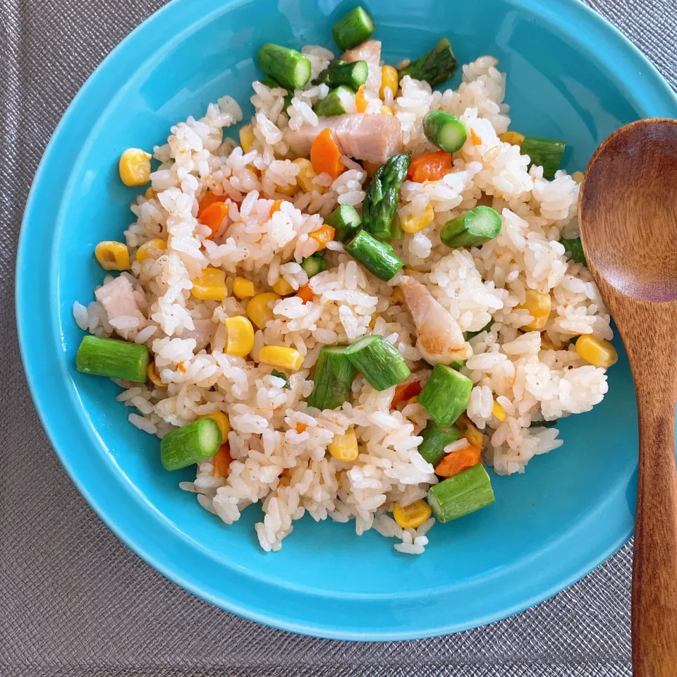 Snapdishの料理写真:人参とアスパラのピラフ( *¯ ꒳¯*)お昼ご飯|サチャンさん