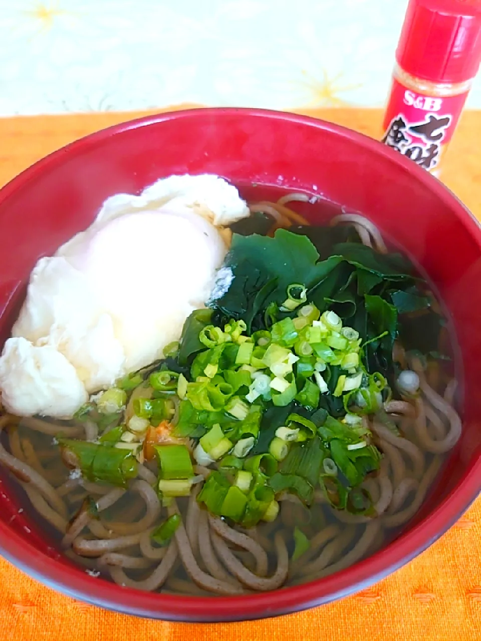 お昼ご飯です
 
落とし卵とワカメのお蕎麦|🍒ふみりん🍒さん