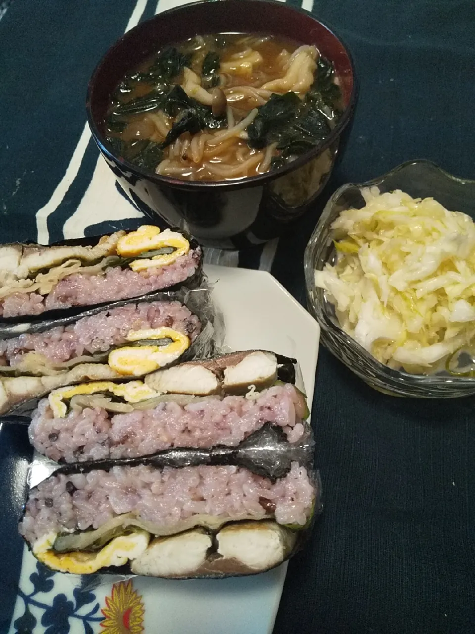 今日のお昼ごはん
※折りたたみおにぎらず★焼き鯖寿司
※しらたきとしめじとわかめのお味噌汁
※酢キャベツ|れあMIXさん