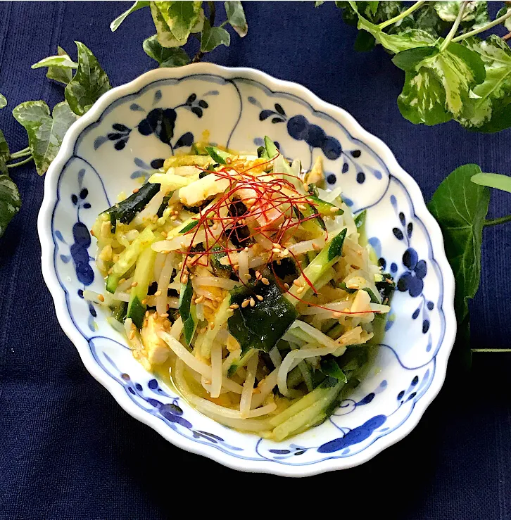 🌿やる気と食欲のない日の一品。蒸し鶏とモヤシ、胡瓜、ワカメのカレー風味胡麻酢和え🍛|Hollyさん