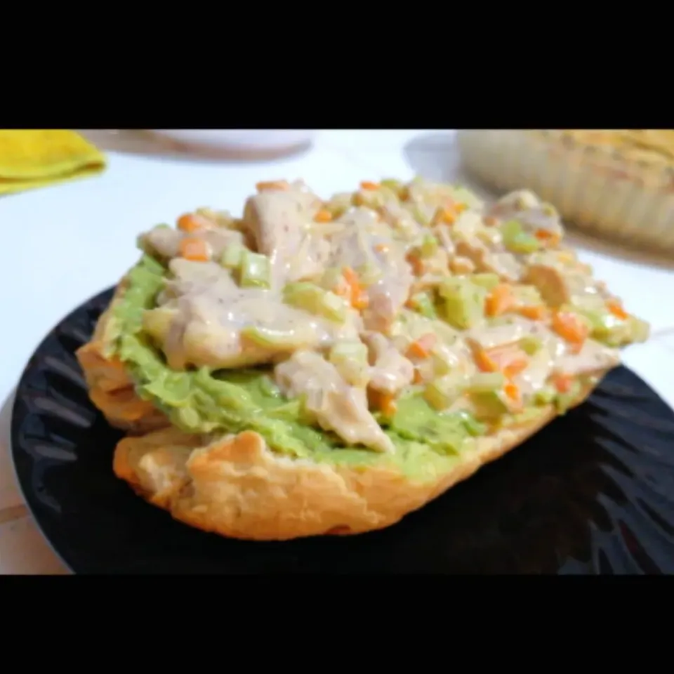 Snapdishの料理写真:Chicken salad with Guacamole and Bread 🥗🥑|MFCook 🇬🇹さん