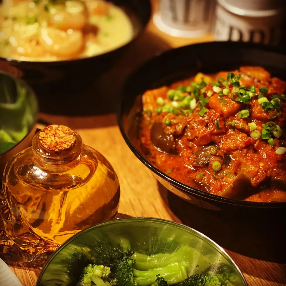 I miss a good Indian or Thai food resturant back in the UK so I made my own 

Fresh Prawn Green Cream Coconut Curry (Hot & Spicy)  Aubergine  Spicy Tomato Curry|Emanuel Hayashiさん