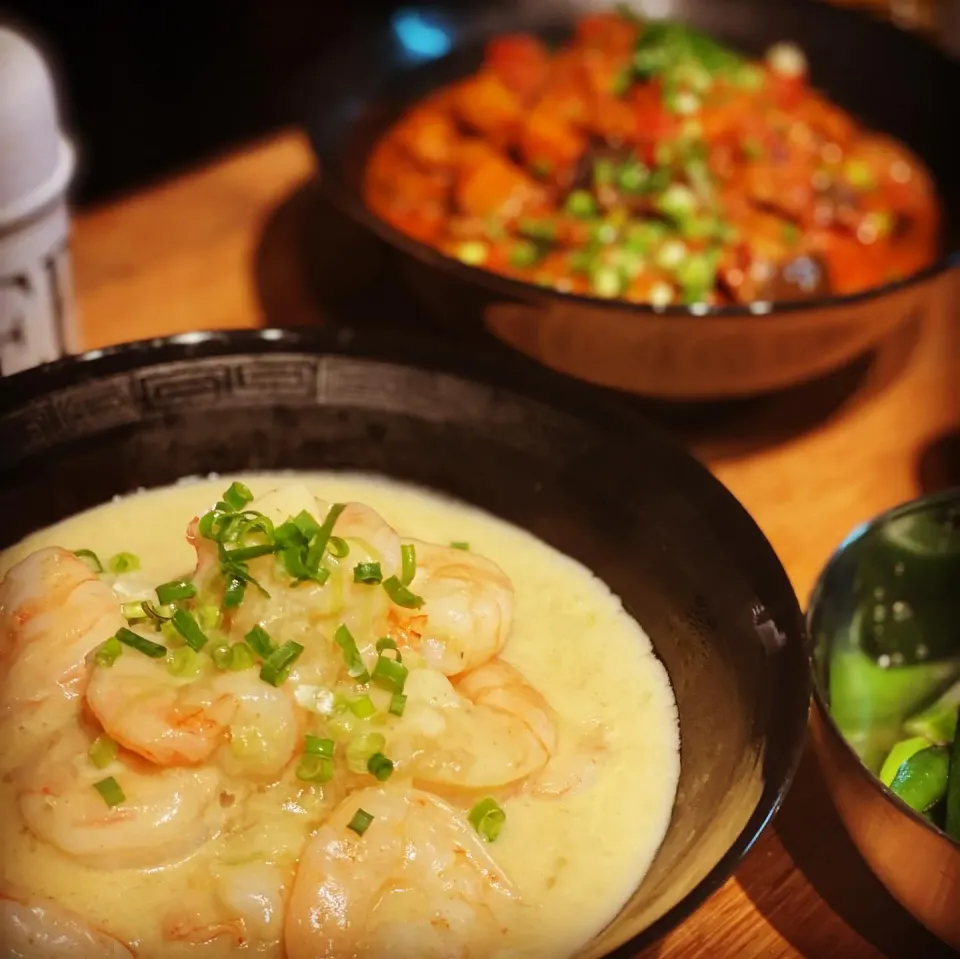 I miss a good Indian or Thai food resturant back in the UK so I made my own 

Fresh Prawn Green Cream Coconut Curry (Hot & Spicy)  Aubergine  Spicy Tomato Curry|Emanuel Hayashiさん