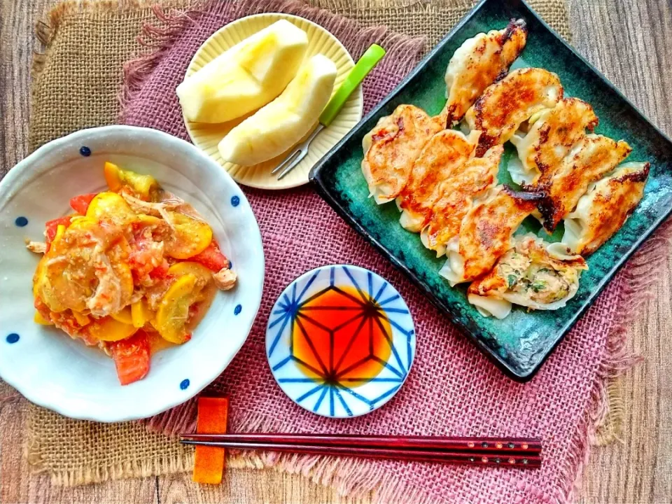 ズッキーニと鶏胸肉のスイチリ胡麻和えと海老入り青紫蘇ギョウザ|真希さん