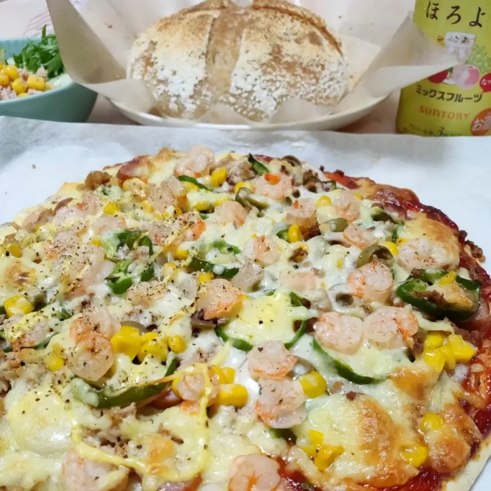 ダーリンベーカリー🥖🍞🥐🥞🍔🌭🍕
米粉入り大豆ミートﾋﾟｯﾂｧｰ(｢🍕･ω･)｢🍕
後ろにカンパーニュも!!|キャサリンさん