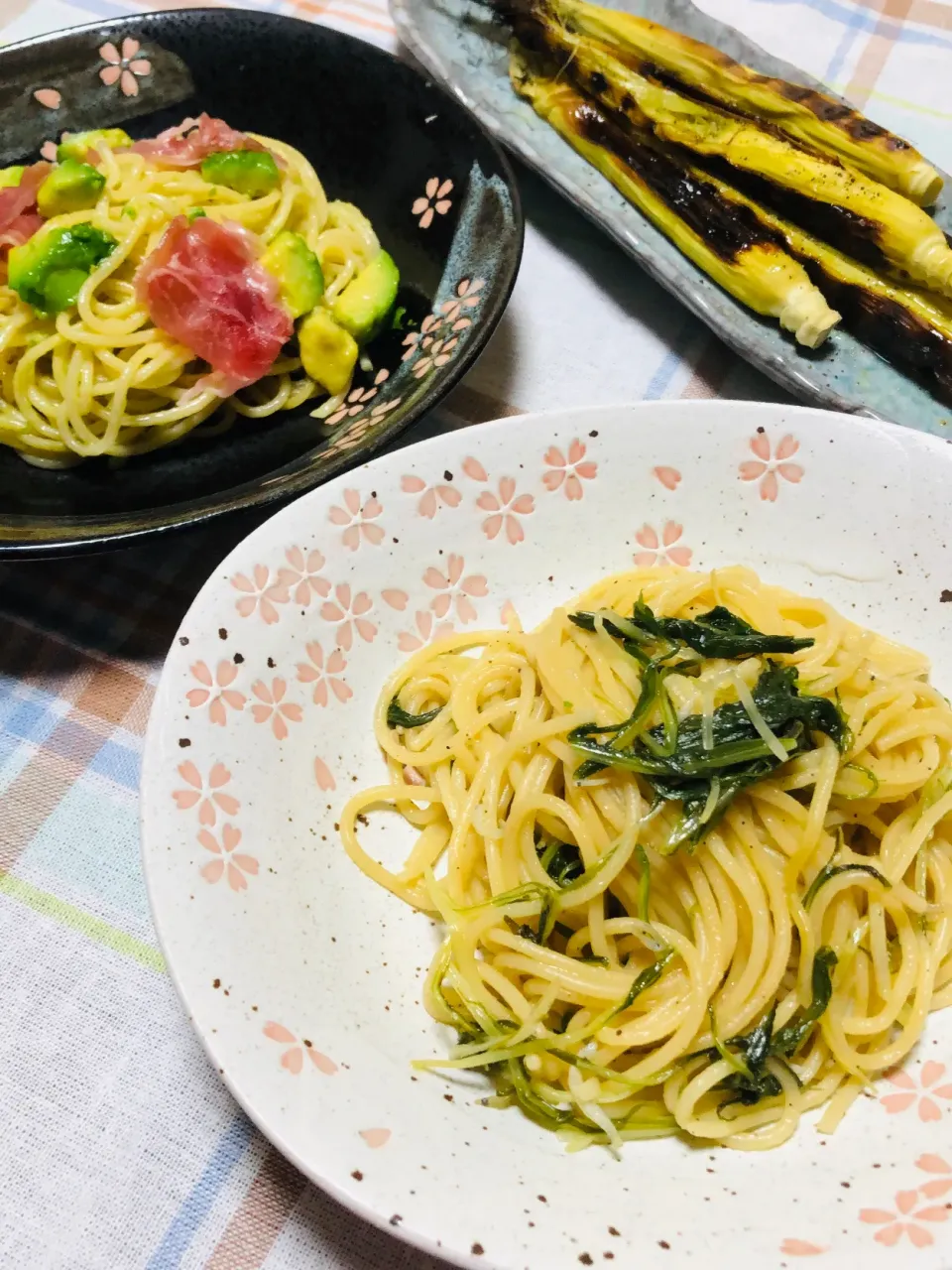 Snapdishの料理写真:アボカドと生ハムのクリームパスタ、ジャコと水菜のオイルパスタ|まめすけ⭐︎さん