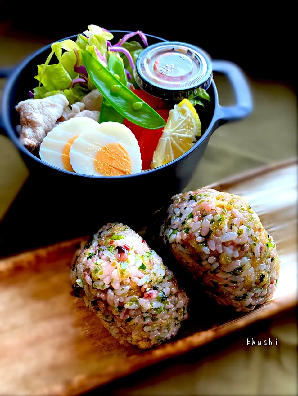 Snapdishの料理写真:豚🐽しゃぶサラダ🥗と悪魔のおにぎり🍙の小僧弁当🍱|KOZUEさん