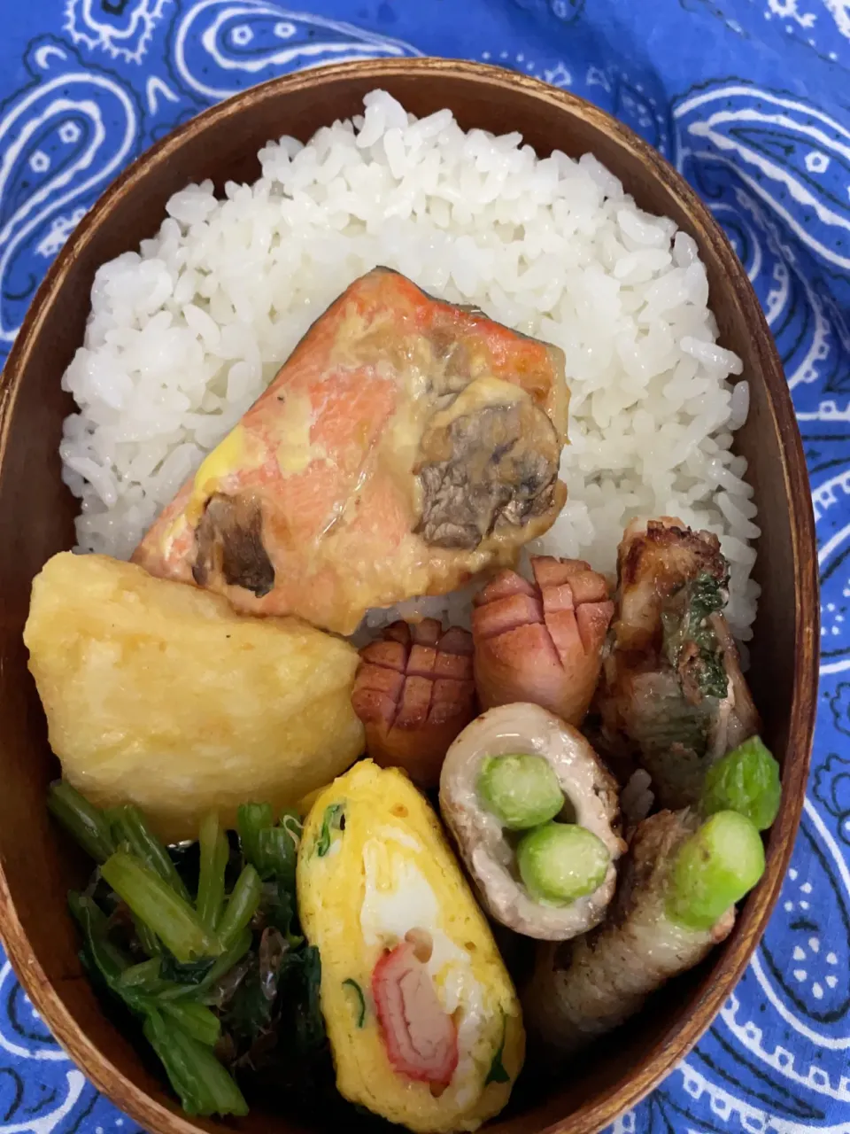 Snapdishの料理写真:鮭味噌マヨ焼き、アスパラ肉巻き、長芋梅大葉肉巻き、カニカマ卵焼き、法蓮草お浸し、チーズインポテト、ウインナー|ちあぽんさん