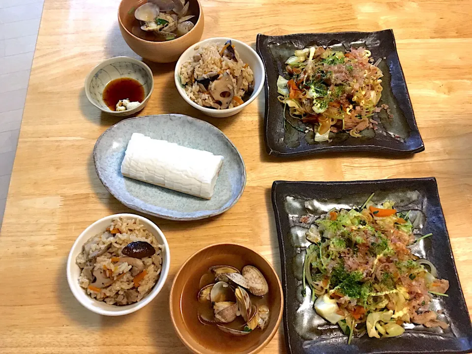 かしわご飯、糖質0麺の焼きそば、蒲鉾、アサリ赤だし😋|さくたえさん