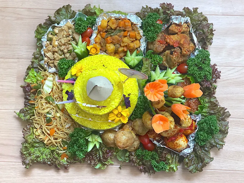 Snapdishの料理写真:Birthday tumpeng|yeni kartikasariさん