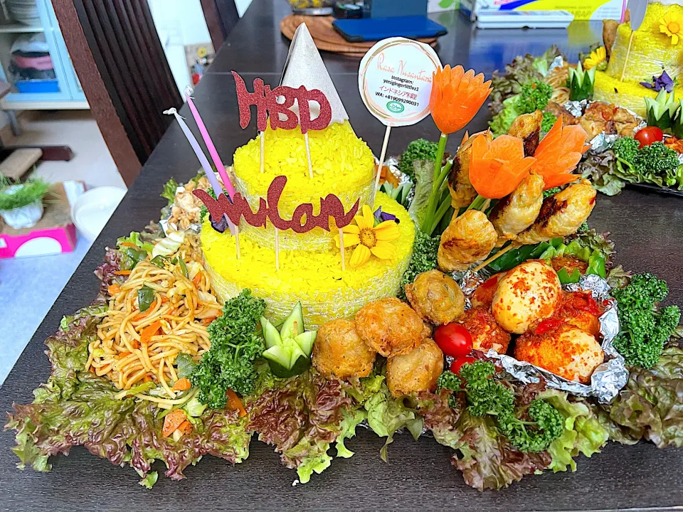 Snapdishの料理写真:Birthday tumpeng|yeni kartikasariさん