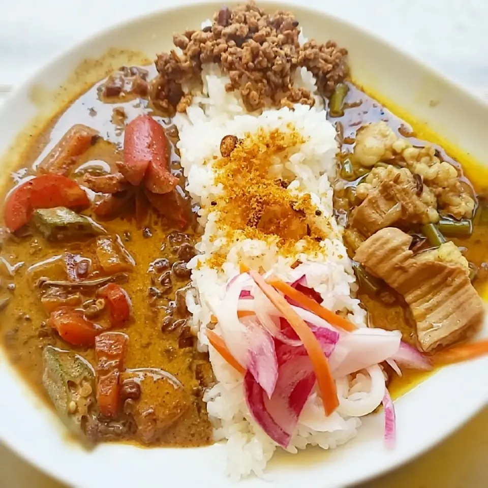 牛ホルモンブラックペッパーカレーと赤黄パプリカとオクラのミックスダルーカレーのあいがけカレーwithタコさんウインナー🐙|ふじわらたくやさん