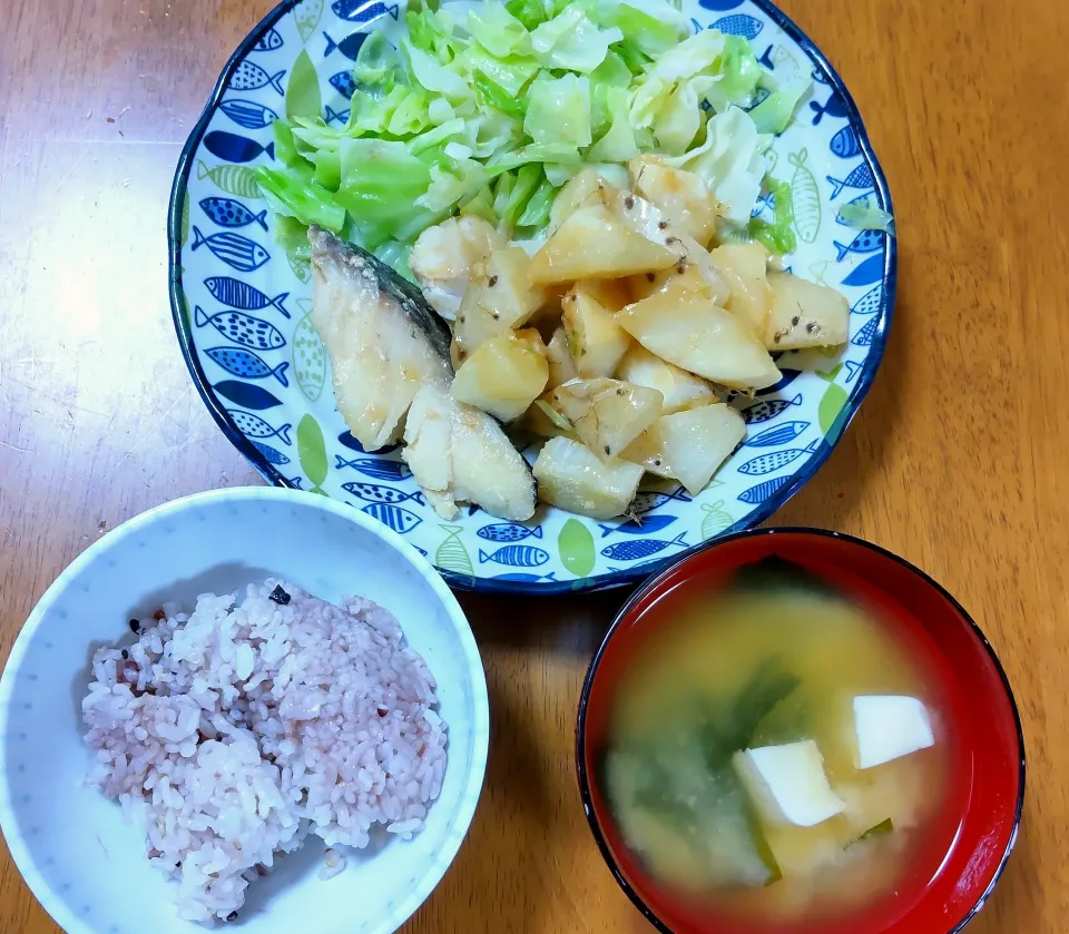 Snapdishの料理写真:５月２１日　鱈と長芋のバター醤油炒め　蒸しキャベツ　わかめと豆腐のお味噌汁|いもこ。さん