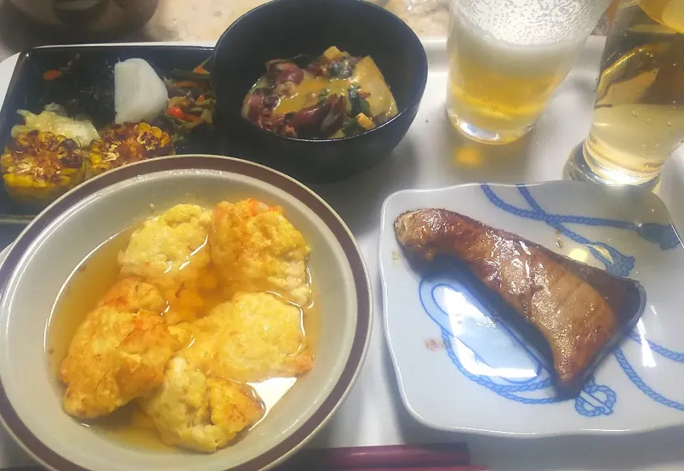 5/29(土)夕食。
ブリの酢醤油焼き。
エビと豆腐の揚げ焼き。
ホタルイカとタケノコ、ワカメの酢味噌あえ。
焼きとうきび他。|へいちゃんさん