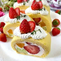 Snapdishの料理写真:フルーツたっぷりロールケーキです🍓🍈🍑