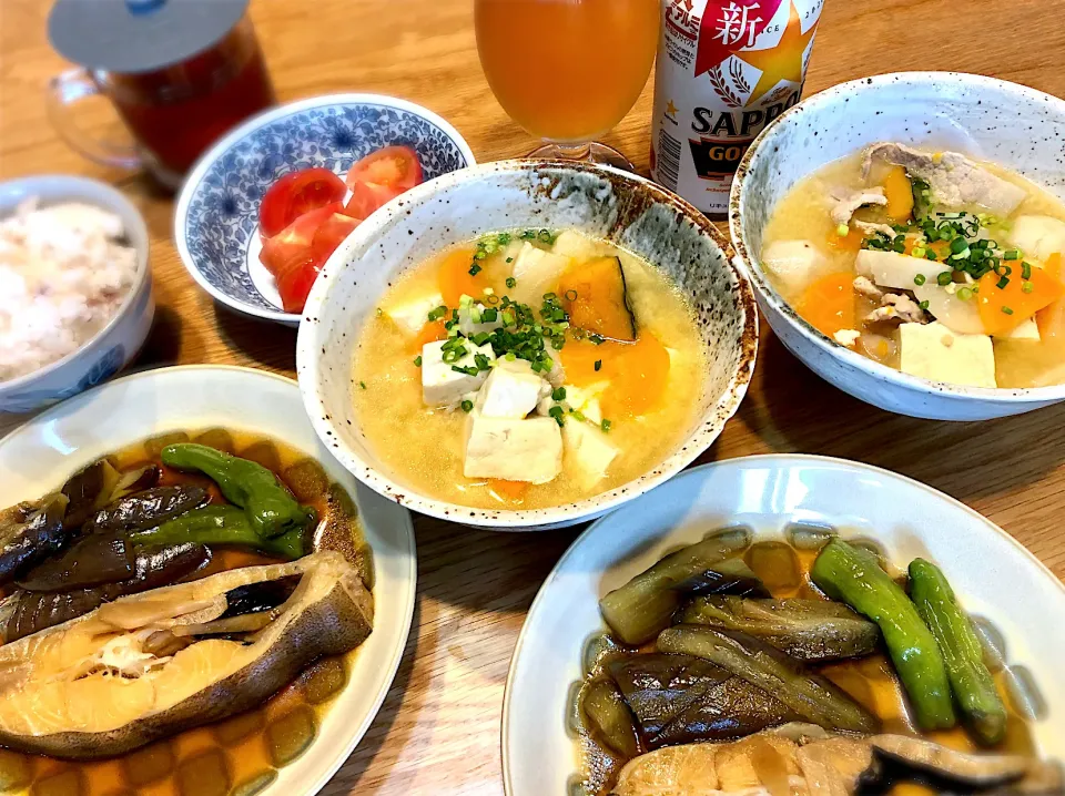 カレイ・茄子・シシトウの煮付け　豚汁（お腹に優しい根菜だけで）|じゅんさんさん