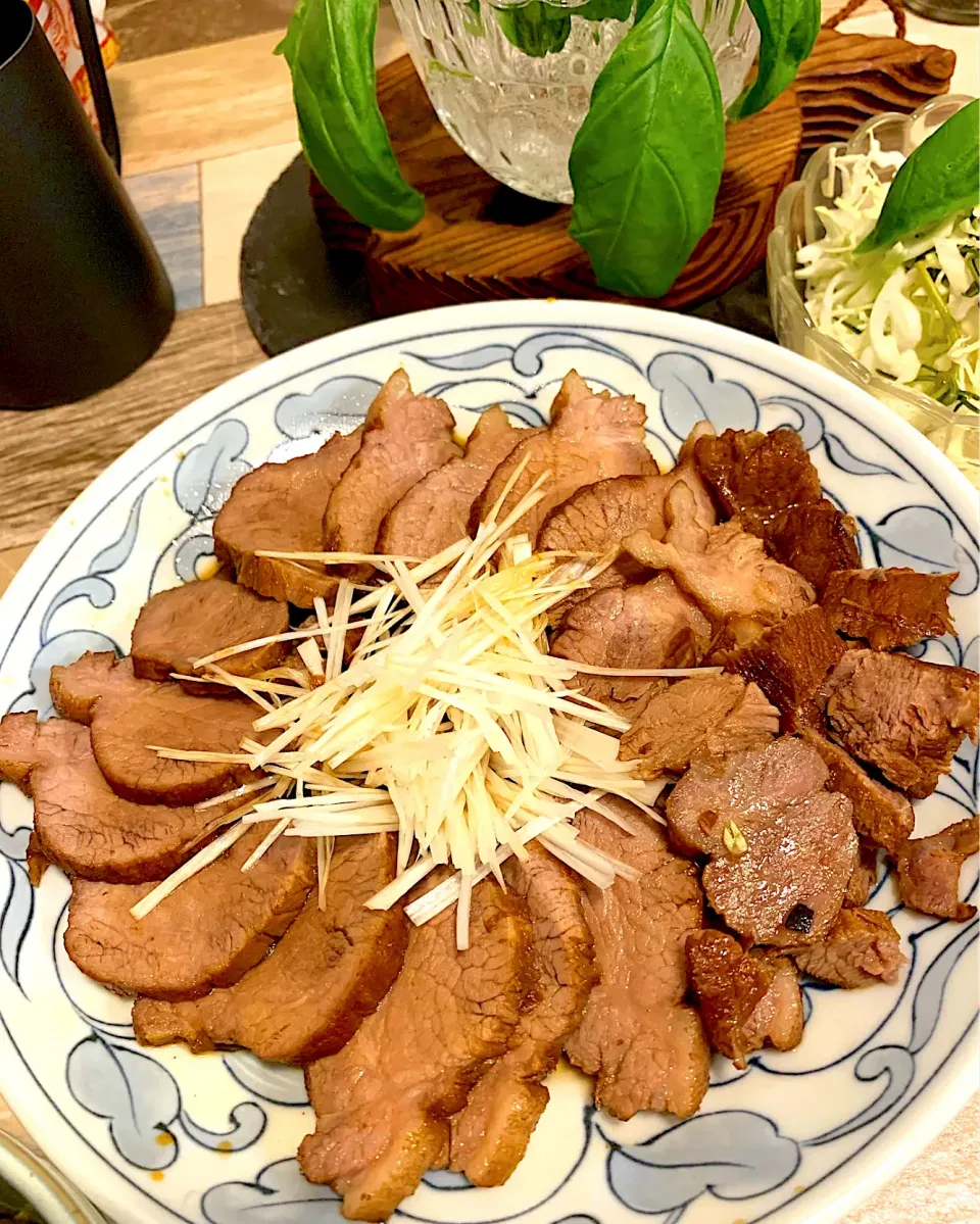 Snapdishの料理写真:紅茶で煮た煮豚🍖|みっこちゃんさん