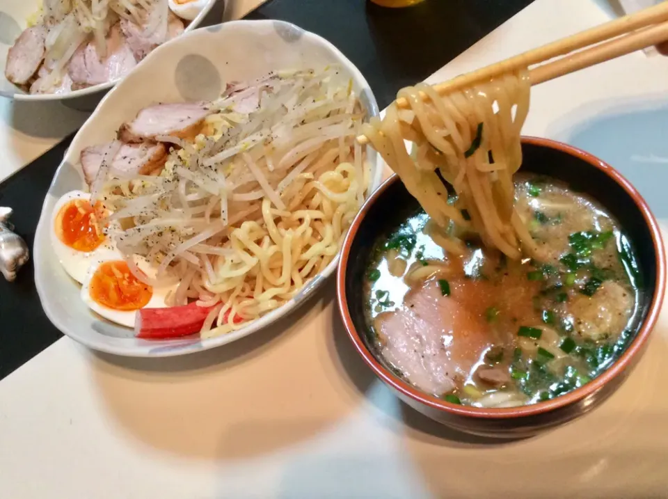 濃厚豚骨醤油味のつけ麺。
速攻で作ったチャーシューとゆで卵、茹でもやし、カニかまで。
今日の麺は冷やさず熱盛りで！|Takeshi  Nagakiさん