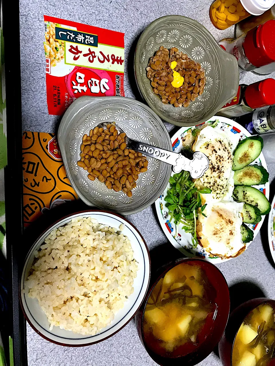 いま話題の納豆定食ふうに #夕飯　ロウカット玄米ご飯、目玉焼き(ターンオーバーじゃないやつ)、豆苗きゅうりサラダ、昆布じゃが味噌汁、納豆(金のつぶとろっ豆納豆、旨味まろやか昆布だし納豆)|ms903さん