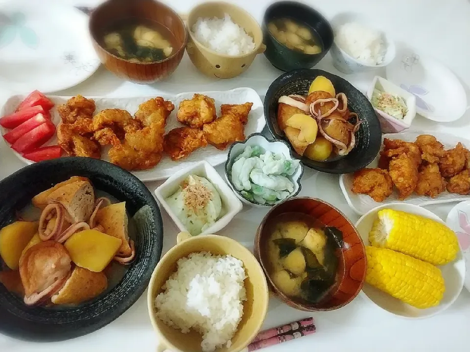 Snapdishの料理写真:夕食(*^^*)
唐揚げ&トマト
煮物(いか、じゃがいも、さつま揚げ、がんも)
とうもろこし
枝豆豆腐
お味噌汁(京がんも、ワカメ)|プリン☆さん