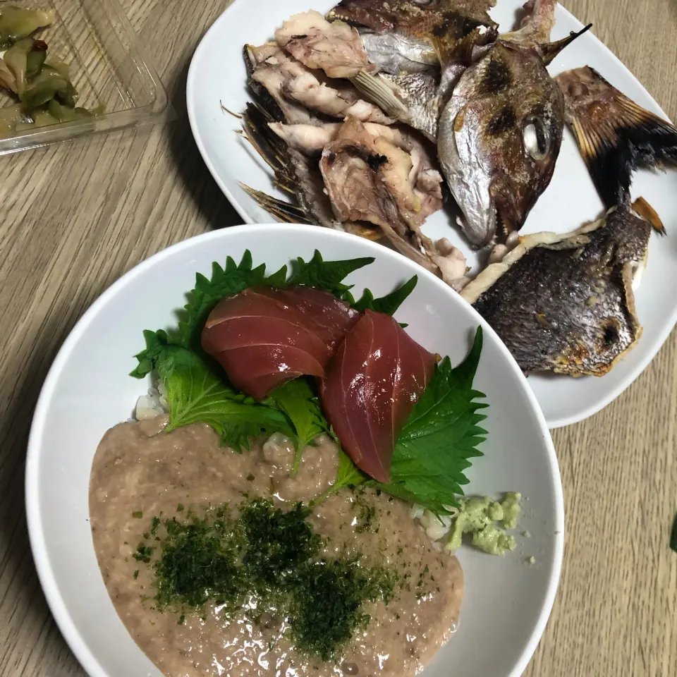 Snapdishの料理写真:お刺身の残りの鯛のアラ焼き&マグロ山かけ丼|seiko Oさん