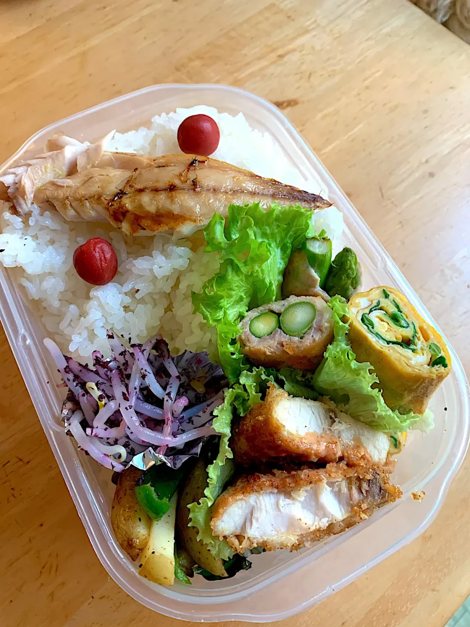 かじきフライとアスパラの肉巻きメインの弁当|よーこ🍅さん