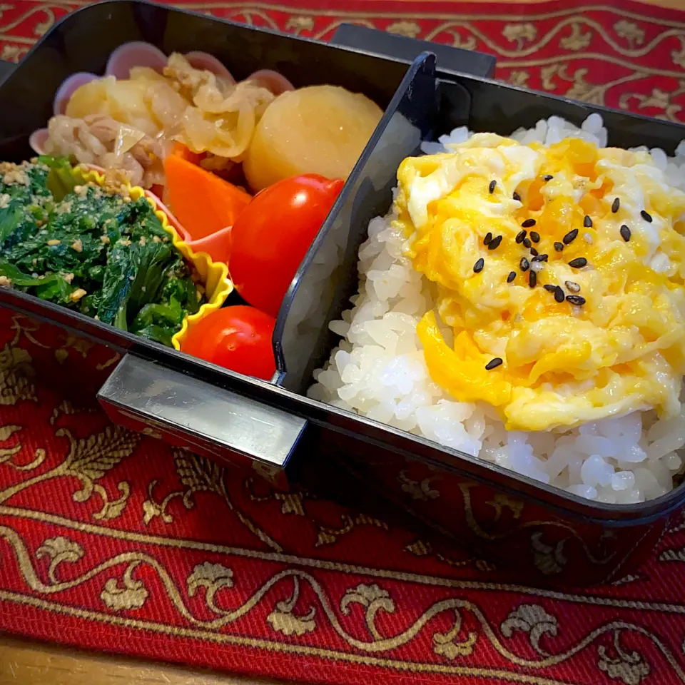 肉じゃがと、ほうれん草の胡麻和えと、プチトマトと、玉子のせご飯弁当|もえさん