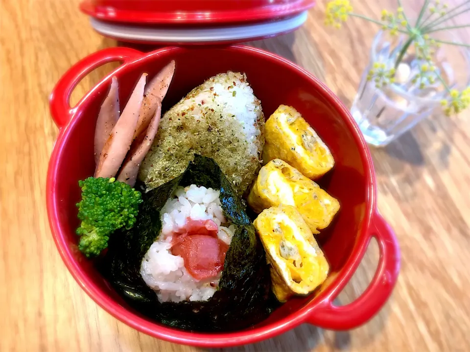 サラ弁　　　　　　　　　　　　　　　　　まだまだおにぎり弁当　シラス入り卵焼き　ソーセージ|じゅんさんさん