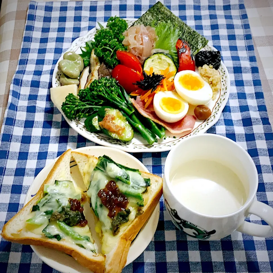 今日の朝ごはん★菜花となめ茸のチーズトースト&菜花と肉味噌のチーズトースト★上にピーマン味噌とふき味噌のせました♪|riko30294さん