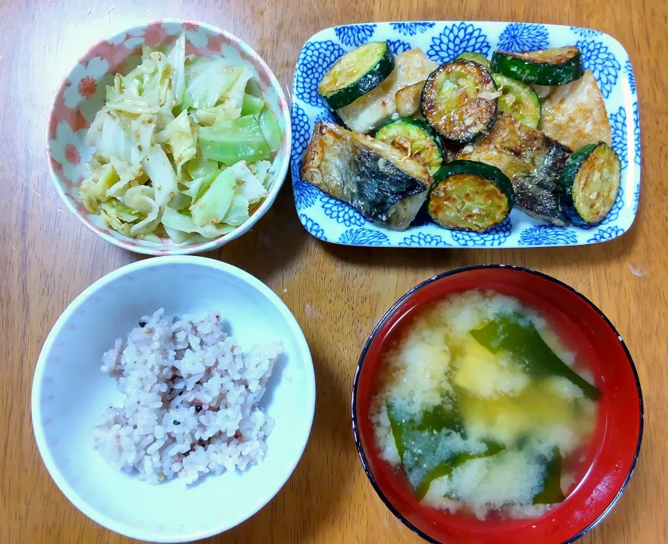 ５月２７日　鯖とズッキーニのマヨチーズ焼き　キャベツのナムル　豆腐とわかめのお味噌汁|いもこ。さん