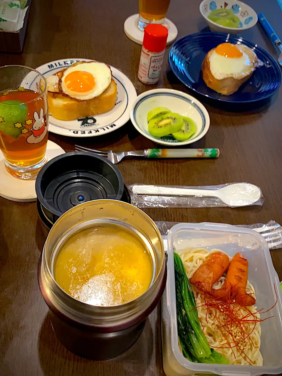 お弁当🍱　ラーメン🍜　とんこつスープ　唐辛子ペースト　煮卵　焼豚　粗挽きソーセージソテー　ほうれん草　白胡麻　糸唐辛子　野菜ジュース　麦茶　チーズトースト　目玉焼き🍳　クレイジーソルト　キウイ🥝　ライム入りスリランカティー🍹|ch＊K*∀o(^^*)♪さん