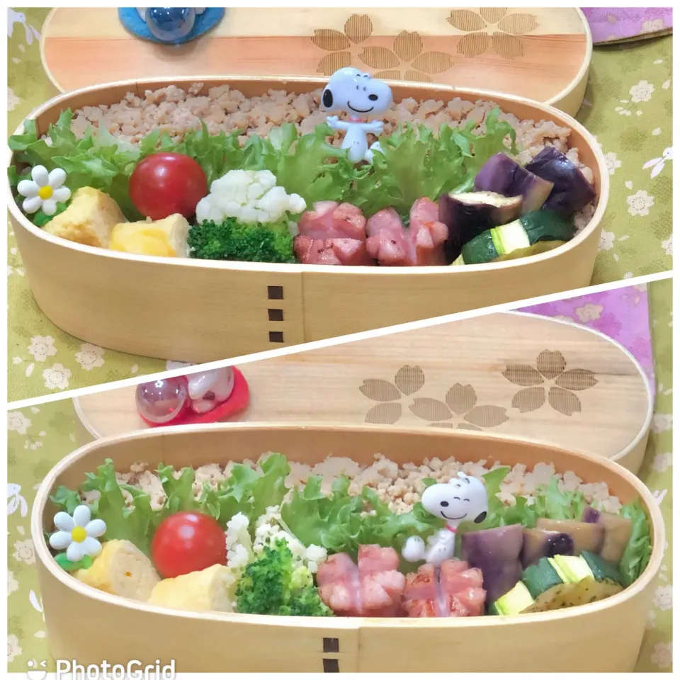 Snapdishの料理写真:鶏そぼろ丼☘の双子ちゃんお弁当💙❤️ 5/26水|sweet homeさん