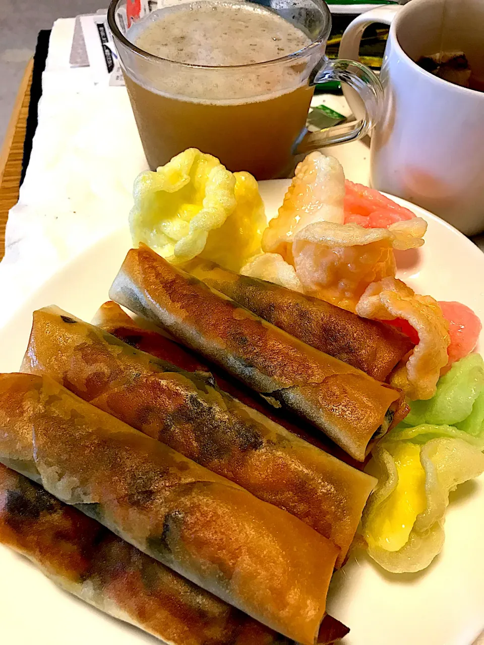 きくらげ、ニラ、豚の挽肉入りの春巻きとカラフルな海老せんべい🦐。|Atsuko Munakataさん