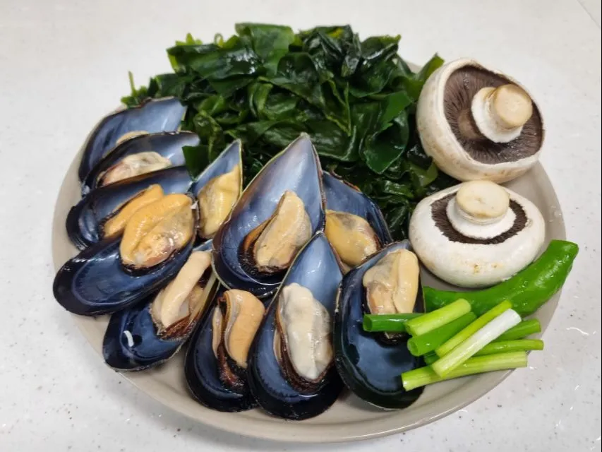 seaweed soup with mussels and mushroom|steven z.y.さん