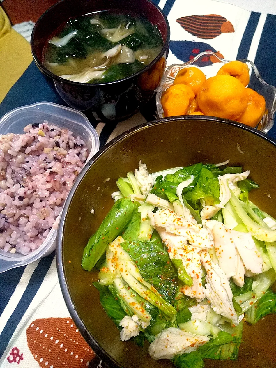 今日のお昼ごはん
※蒸し鶏とチンゲン菜の塩麹和え
※舞茸とわかめのお味噌汁
※雑穀ご飯の酢飯
※びわ|れあMIXさん