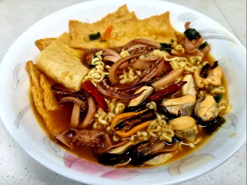 instant noodle with seafood|steven z.y.さん