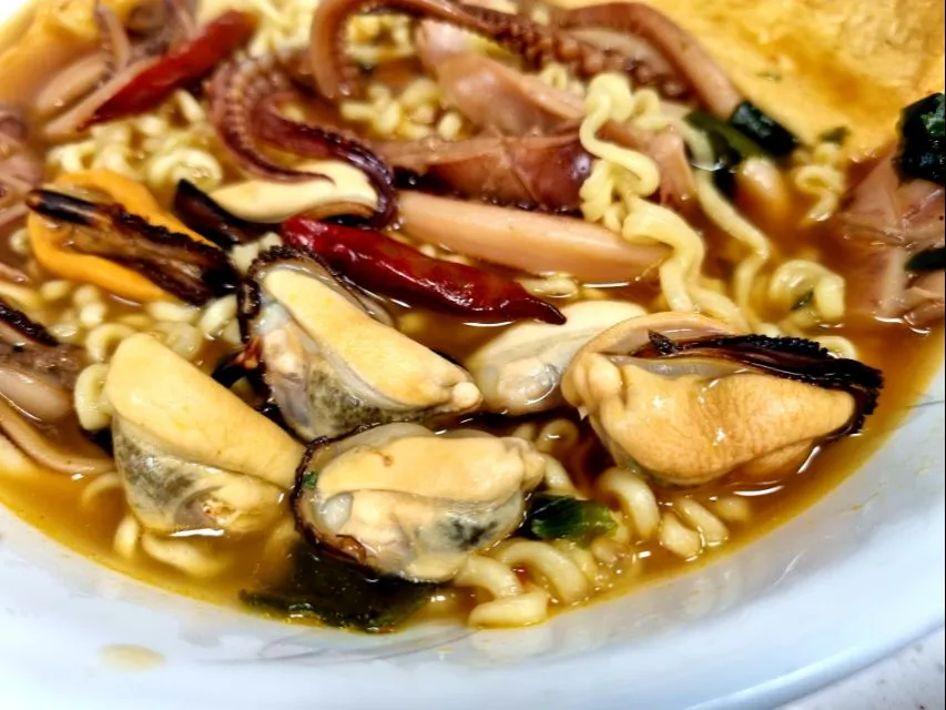 instant noodle with seafood|steven z.y.さん