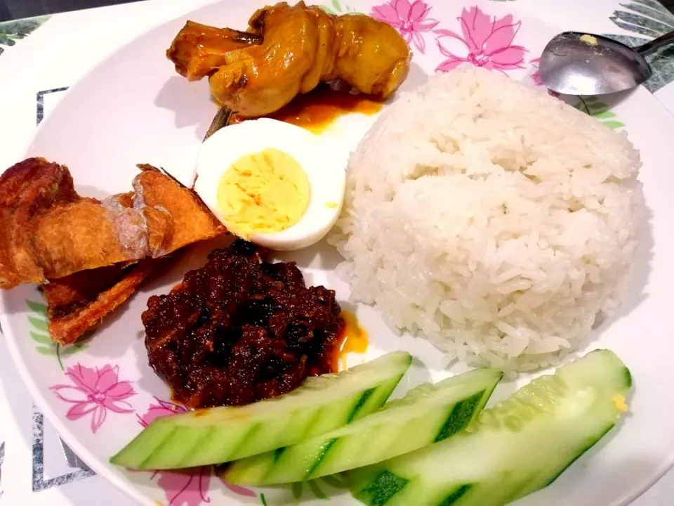 Nasi lemak with chicken curry
#dinner|AlingNgさん