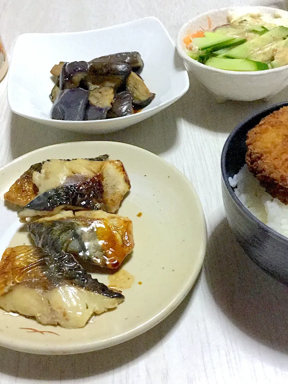 ナスの揚げ浸し、ミニサラダ、サバの塩焼き、半メンチカツ|Ayaさん