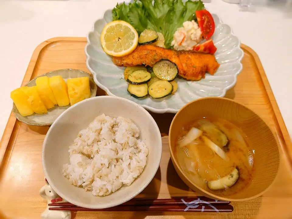 鮭のムニエル（ナスとズッキーニ添え）、ポテトサラダ、味噌汁|sorsmdさん