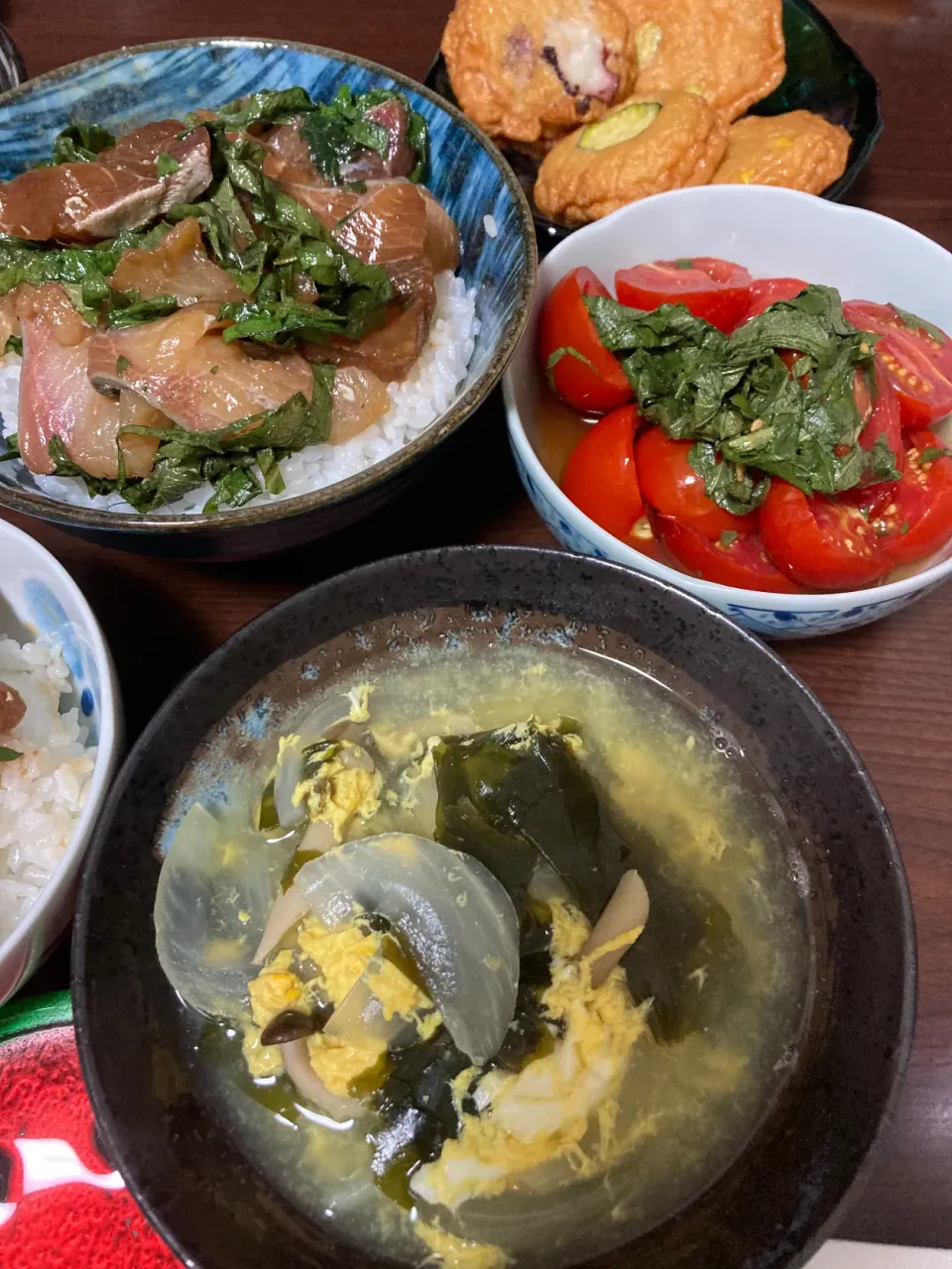 6月10日晩ご飯。ブリ柵で漬け丼、トマトマリネ、練り天、納豆、中華スープ。|あやさん