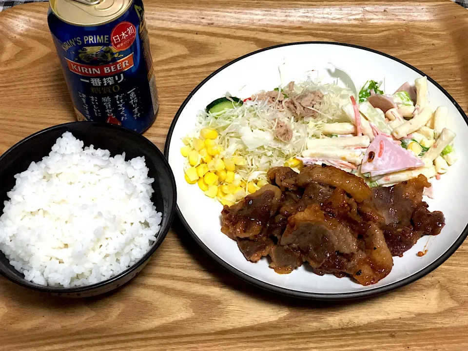 Snapdishの料理写真:☆牛カルビ ☆マカロニサラダ ☆ツナコーンサラダ ☆ビール🍺|まぁたんさん