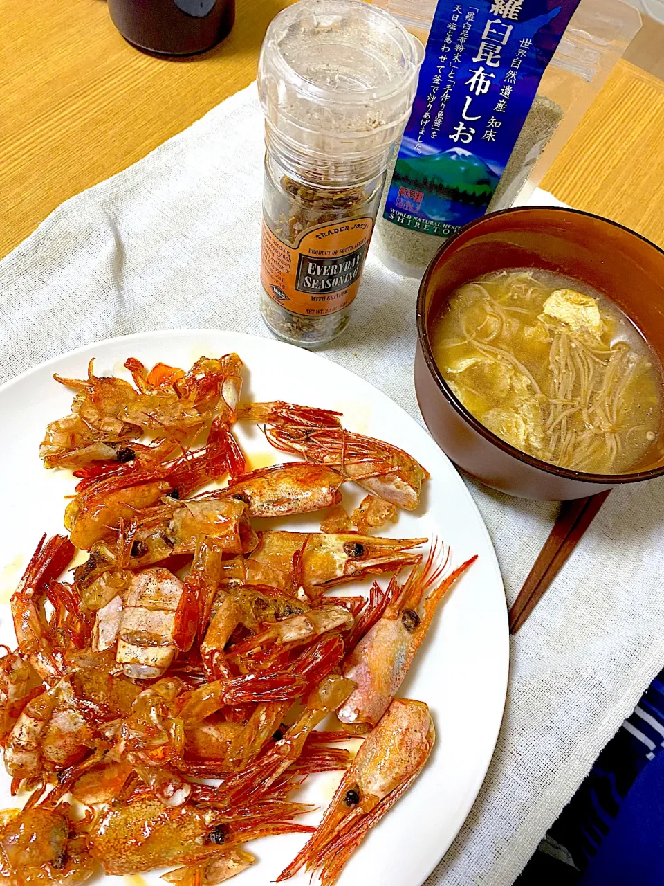 海老のカリカリ🦐オリーブ油🫒（こんぶ塩とTrader Joe'sスパイス）、エビ出汁の味噌汁|1614さん