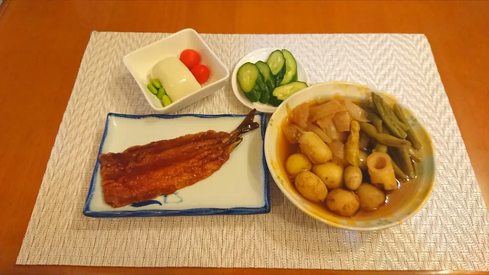 Snapdishの料理写真:☆さんま蒲焼き
☆新じゃが 新玉 いんげん ハッチクの煮物
☆枝豆豆腐
☆キュウリ浅漬け|chikakoさん