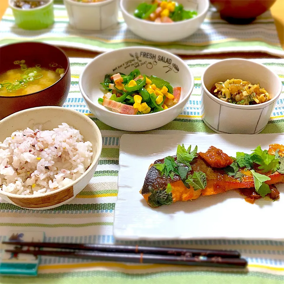 鮭の梅じそ風味照り焼き、アジのなめろう、ピーマンとベーコンのバター焼き、味噌汁(豆腐)|ツインうさぎさん