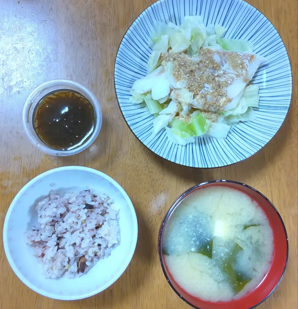 ５月３１日　鱈とキャベツの蒸し物　もずく　豆腐とわかめのお味噌汁|いもこ。さん