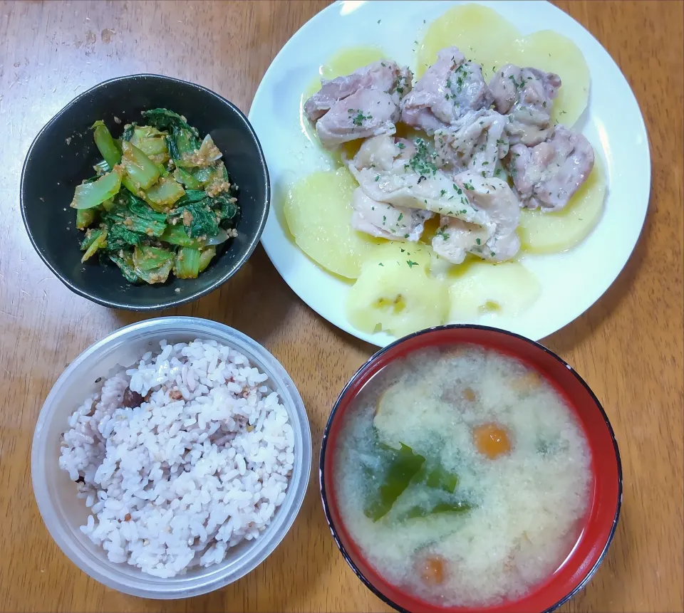 ６月１日　じゃがいもと鶏の塩にんにく蒸し　チンゲン菜のごま酢和え　なめことわかめのお味噌汁|いもこ。さん