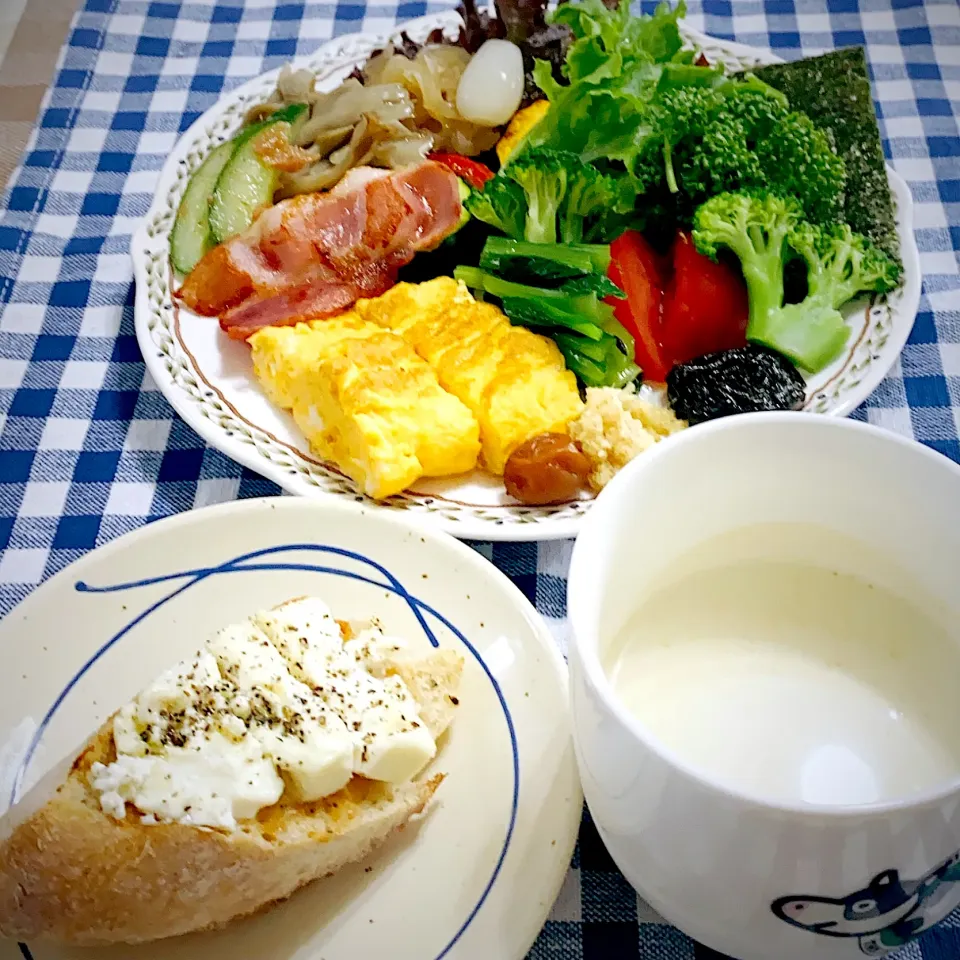 Snapdishの料理写真:今日の朝ごはん★フランスパンで酒粕とkiriクリームチーズトースト★黒胡椒とオリーブオイルをかけて焼きました♪|riko30294さん